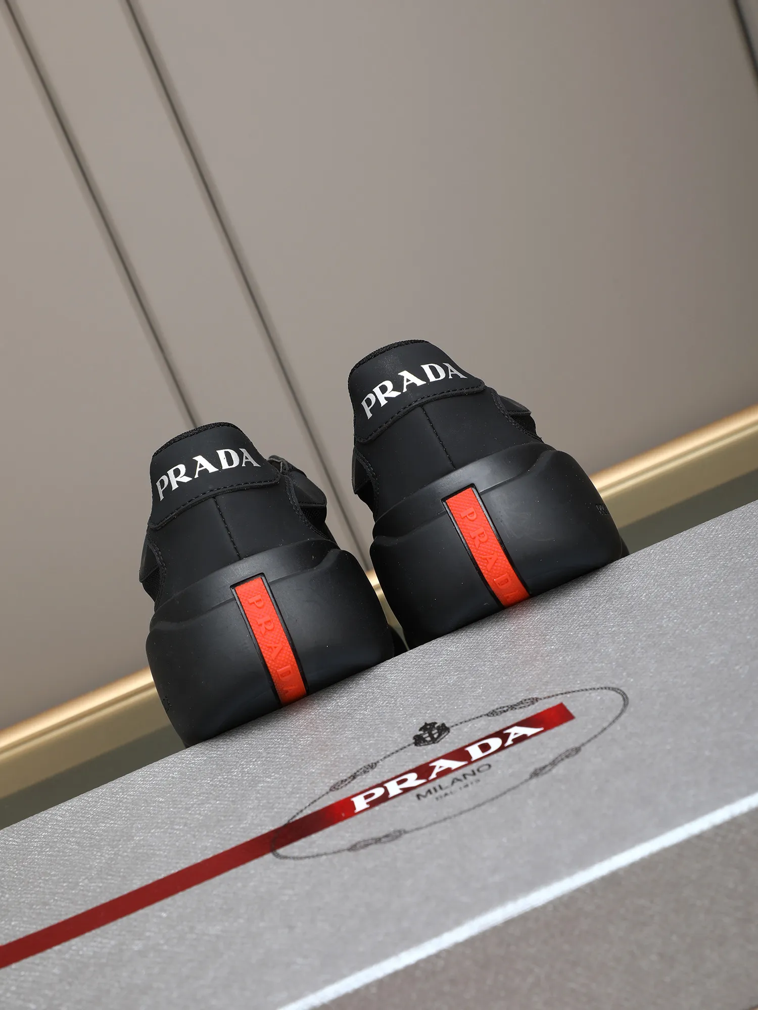 Men's shoes💰420 Prada/Prada sneakers👟! Low-top lace-up sports shoes, fashionable and elegant style. Made of top-layer cowhide leather spliced ​​with breathable mesh. Soft, comfortable and breathable. Logo lettering on the tongue. Finely crafted details. Lightweight foam sole, fashionable and versatile‼ ️size: 38-44 (45 customized